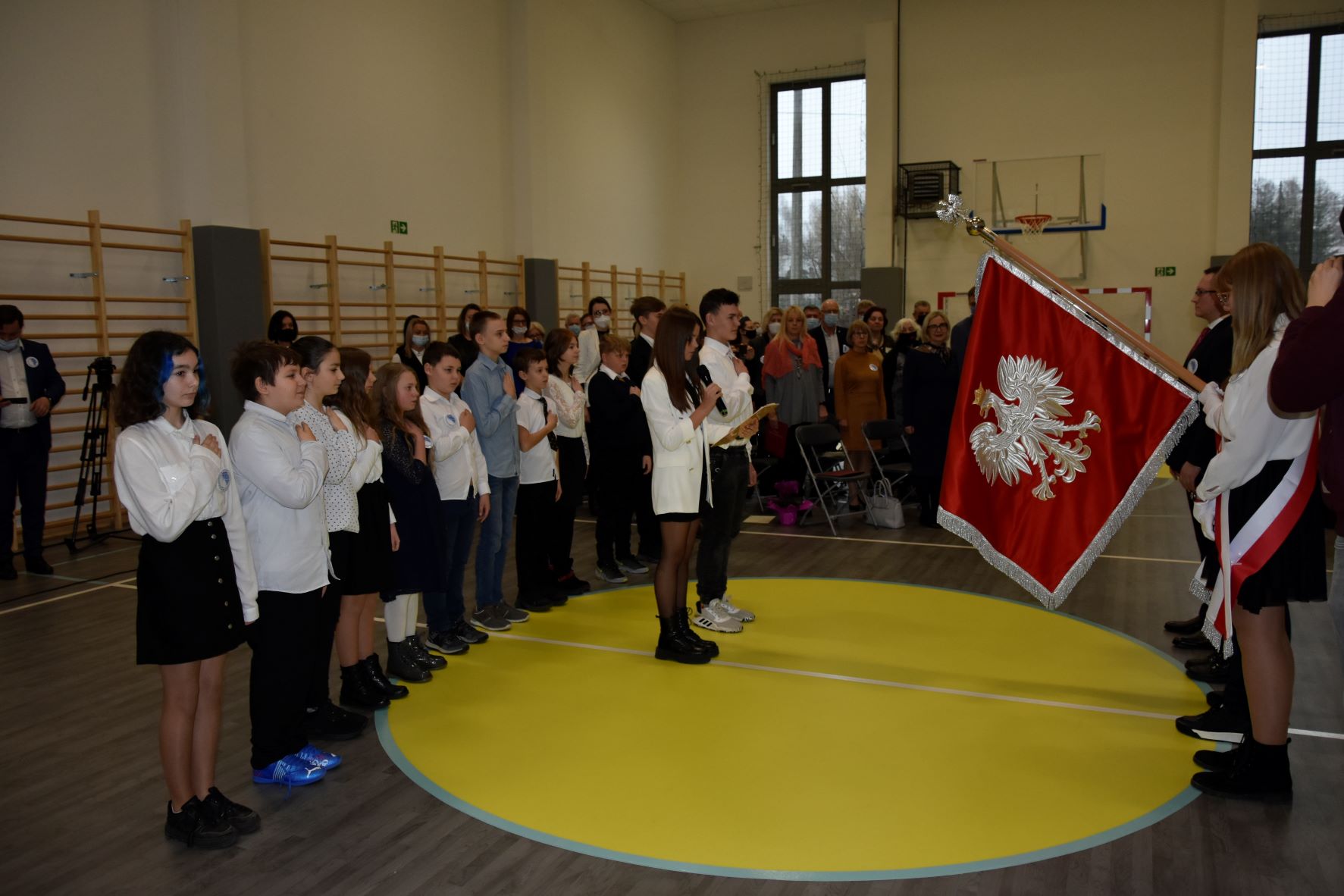 Ilustracja do informacji: Uroczystości w szkole w Słonem