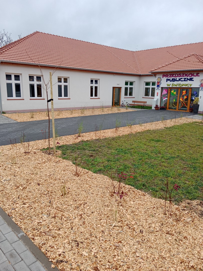 Nowe nasadzenia przy przedszkolu i żłobku w Świdnicy