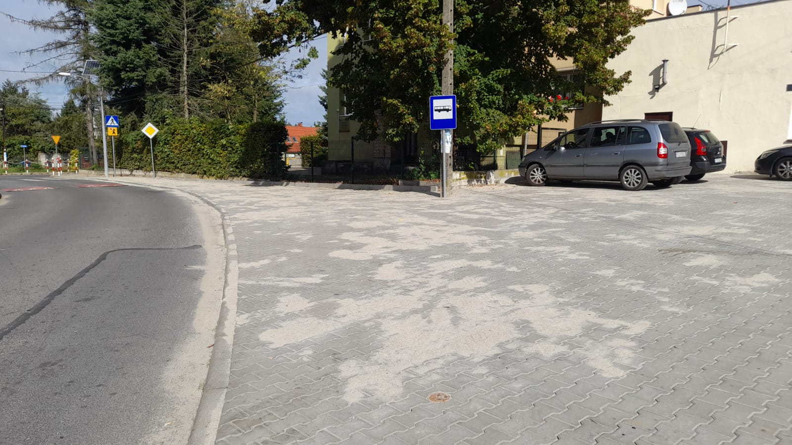 Wykonanie zatoczki autobusowej umiejscowionej w pobliżu szkoły w Słonem