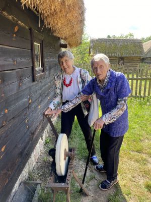 Miniatura zdjęcia: Seniorzy w Skansenie w Ochli