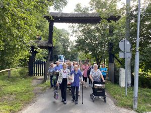 Miniatura zdjęcia: grupa seniorów na spacerze w parku