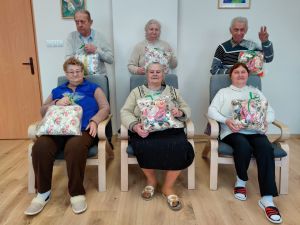 Miniatura zdjęcia: Druga grupa Seniorów otrzymała upominki z okazji Dnia Babci i Dziadka