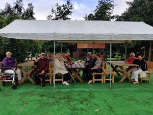 Miniatura zdjęcia: biesiada seniorów pod namiotem 