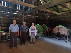 Miniatura zdjęcia: trzech panów w stodole ogląda stare maszyny