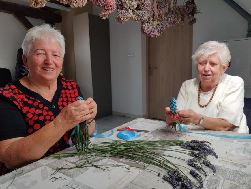 Seniorzy robią ozdoby z suszonych kwiatów