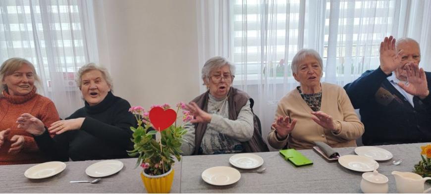 Seniorzy siedzący przy stole